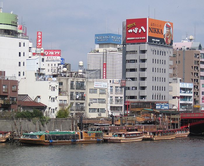 Schiffe auf dem Sumida in Tokyo