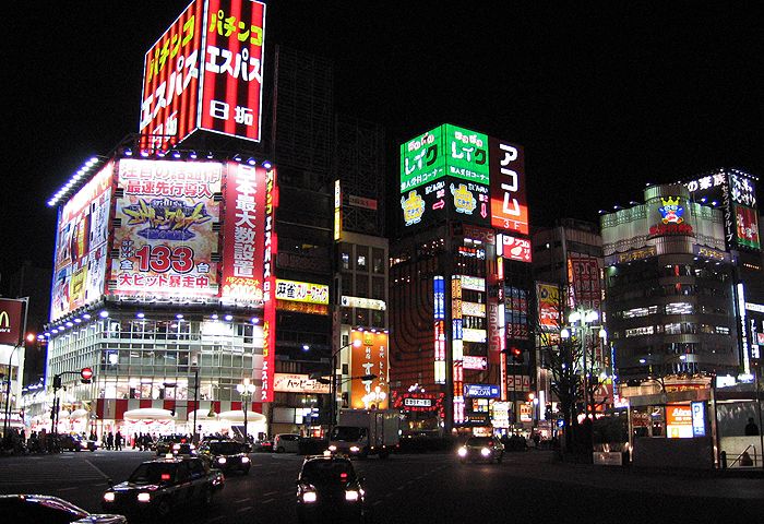 Leuchtfassaden in Shinjuku, Tokyo