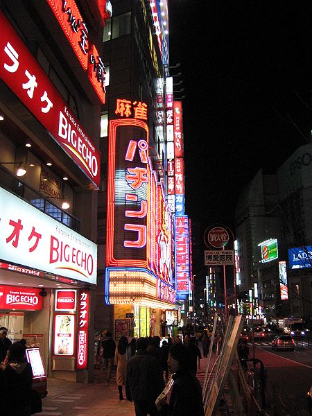 Leuchtfassaden in Shinjuku, Tokyo