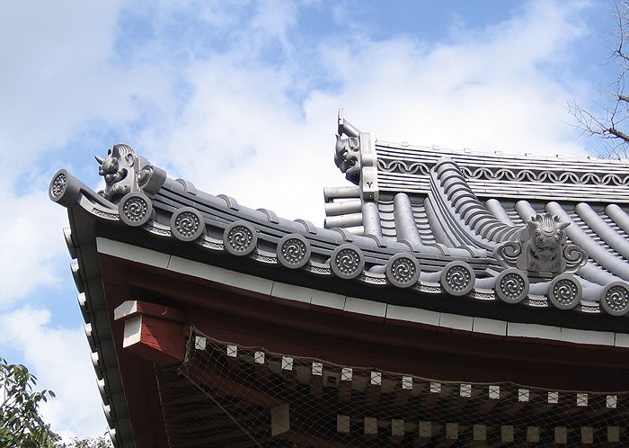 Typisches japanisches Dach eines Tempels