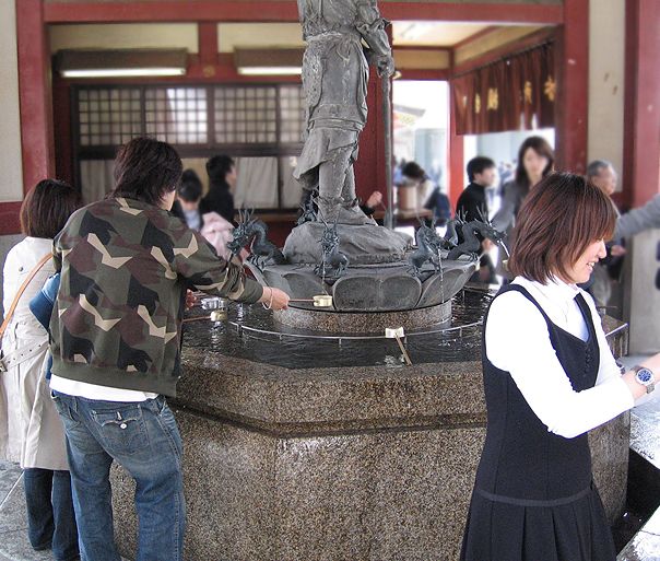Brunnen am Senso-ji-Tempel